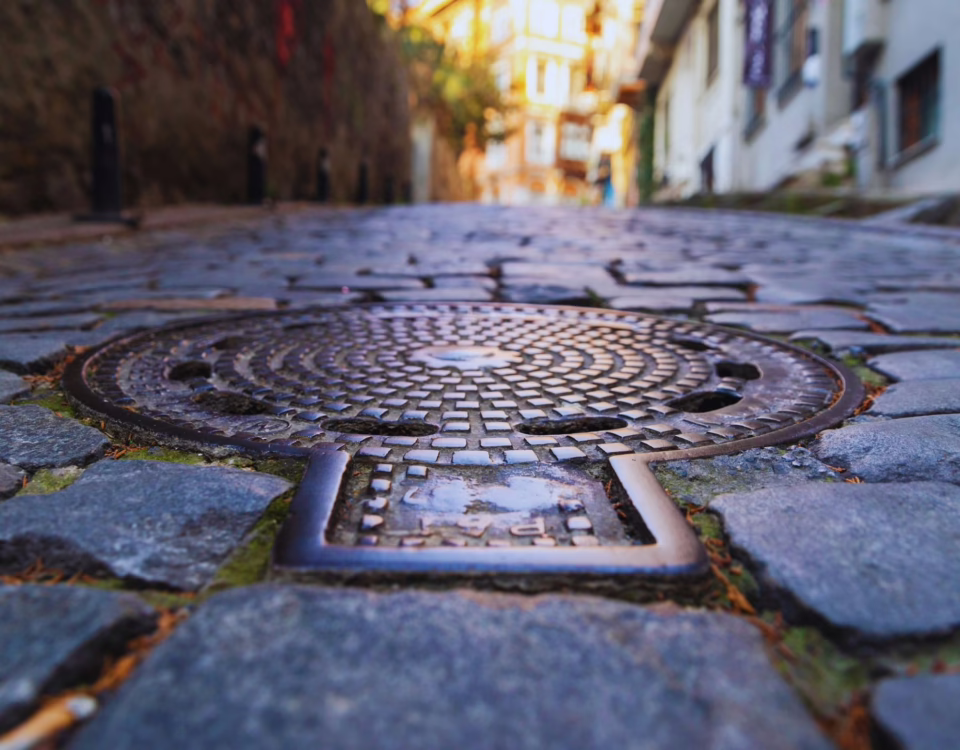 Fosa tricamerală ecologică vs. racordarea la canalizare