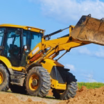 Buldoexcavatorul pentru demolari – Soluția pentru lucrări rapide