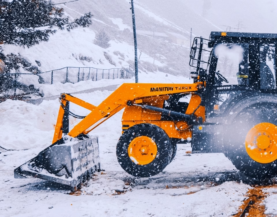 Dezapezire spații publice – intervenții rapide și eficiente